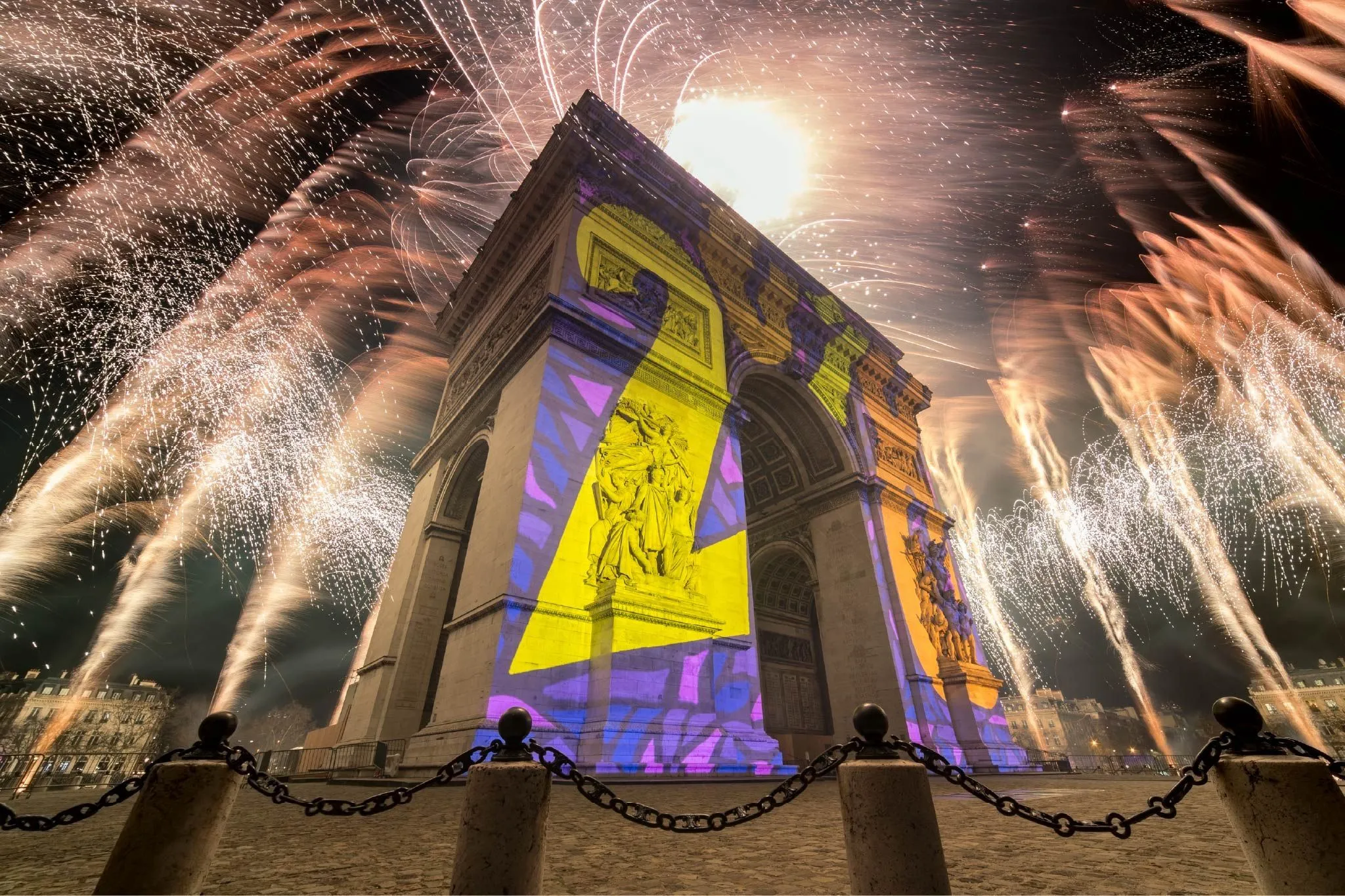 Feu d'artifice et video mapping sur l'Arc de Triomphe