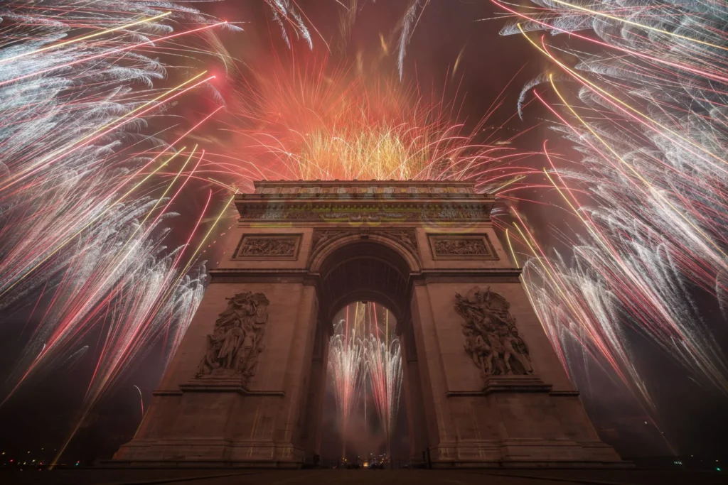 Feu d’artifice tiré autour de l’Arc de Triomphe, à Paris