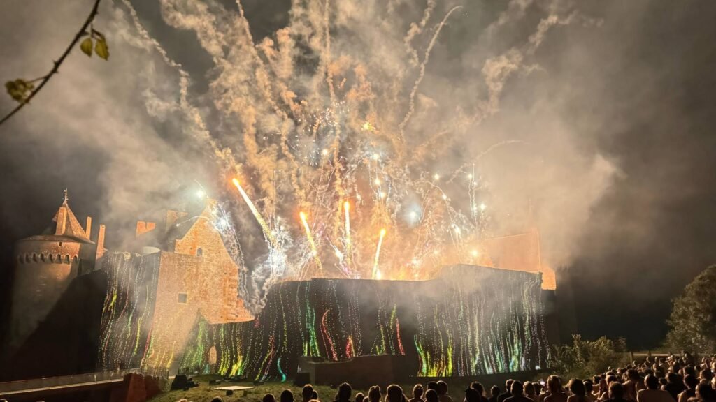 Feu d’artifice tiré depuis la façade d’un château lors d’une réception