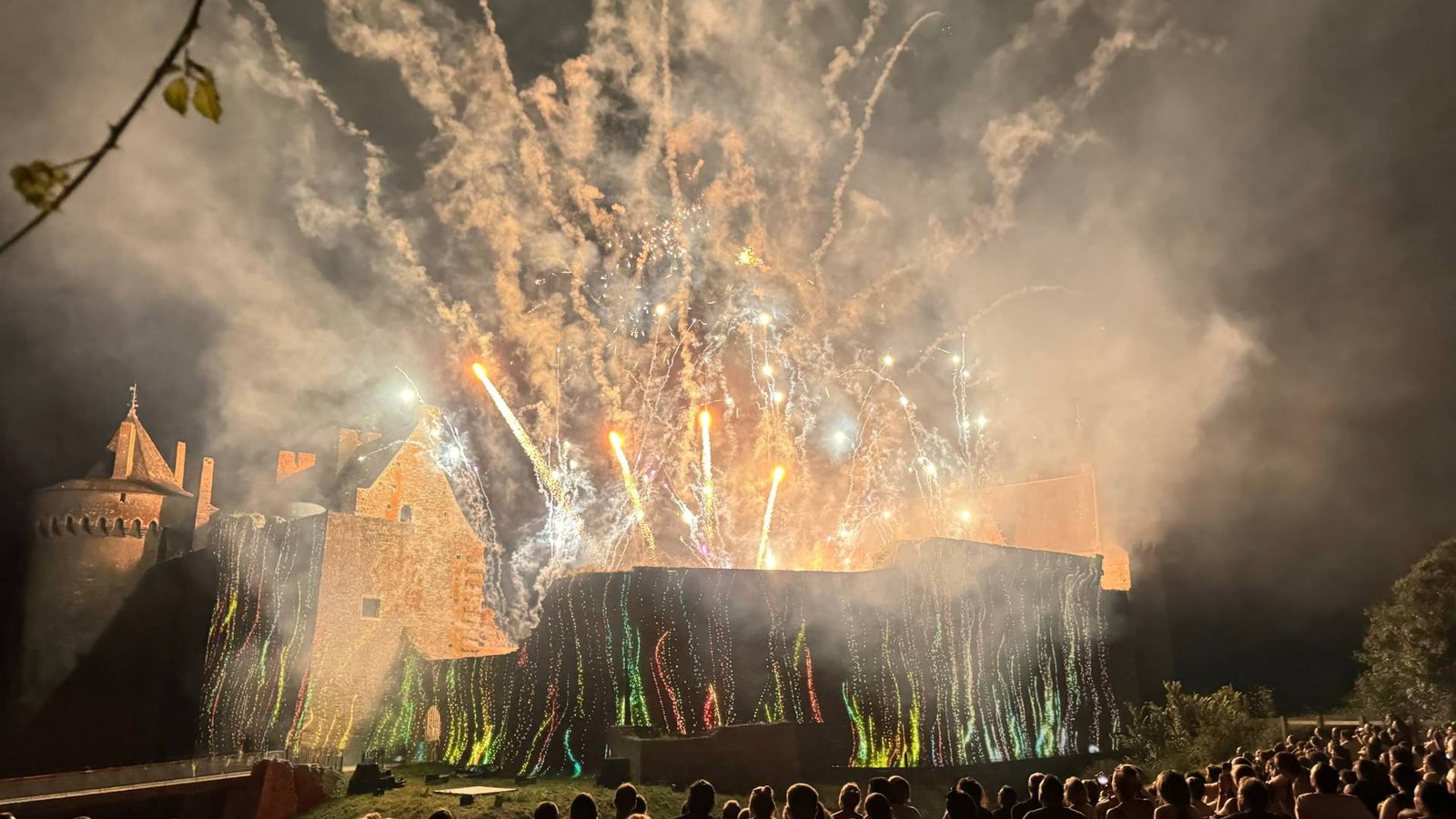 Feu d’artifice tiré au-dessus d’un château pour une fête patrimoniale