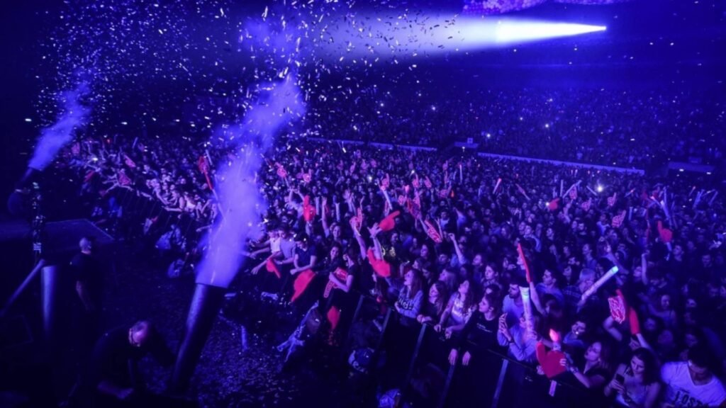 Jets de fumée blanche au-dessus du public d'un concert