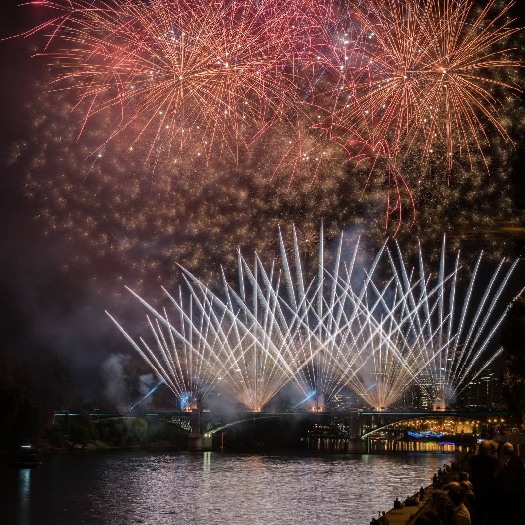 Création de feu d'artifice sur mesure au-dessus d'un pont