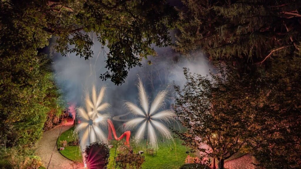 Gerbes d'étincelles blanches dans un jardin, lors d'un évènement privé