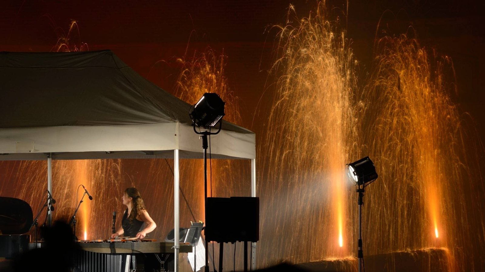 Événement de marque produit par Celesta, feu d’artifice au-dessus du public