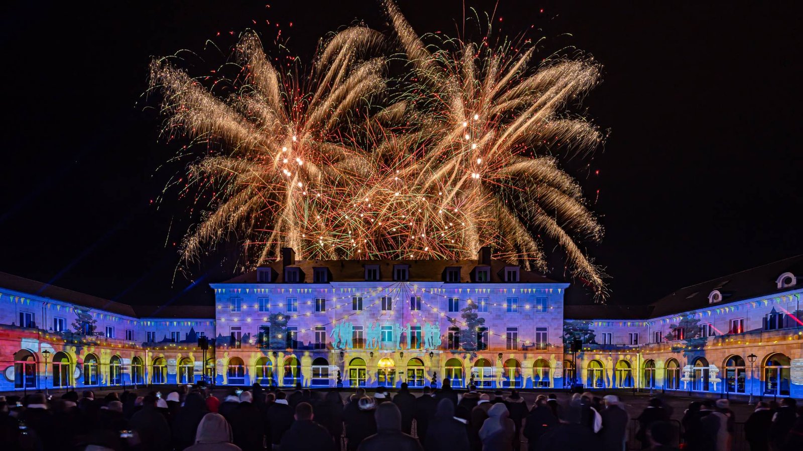 Spectacle Celesta lors d’une fête patrimoniale, lumière et pyrotechnie associées