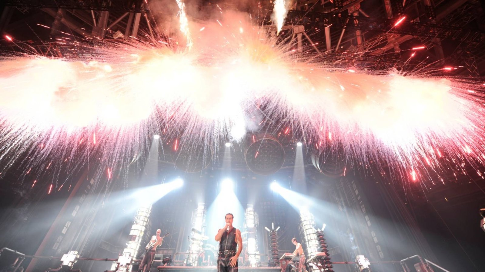 Heavy Week-End Festival: Three Days of Flame Effects Orchestrated by Celesta