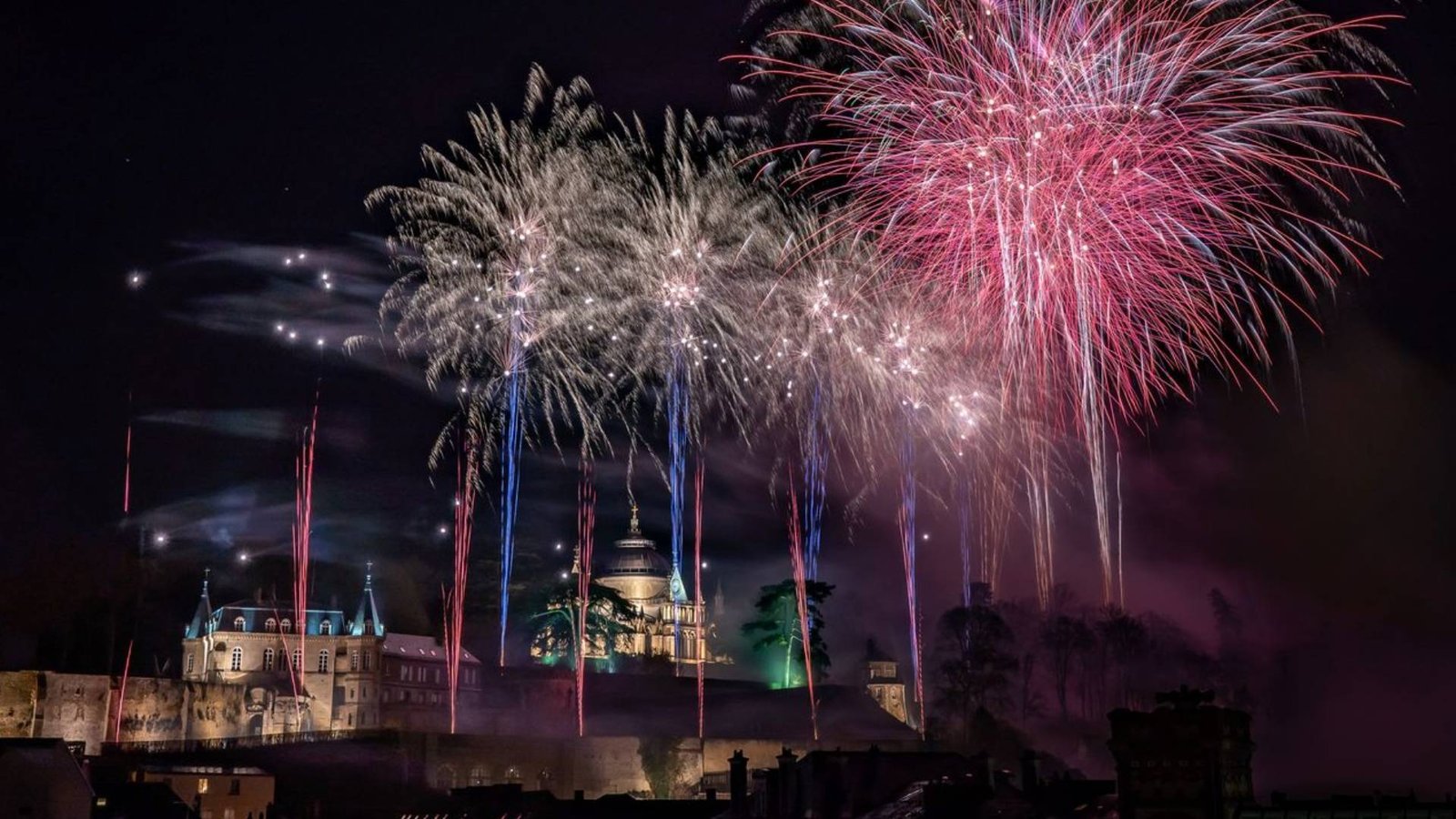 Feu d'artifice tiré au-dessus de la ville de Dreux pour la fête nationale