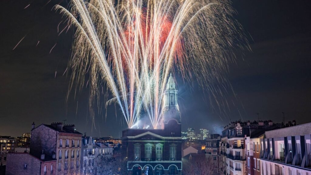 Feu d’artifice tiré au-dessus d’une place de centre-ville pour les fêtes de fin d’année