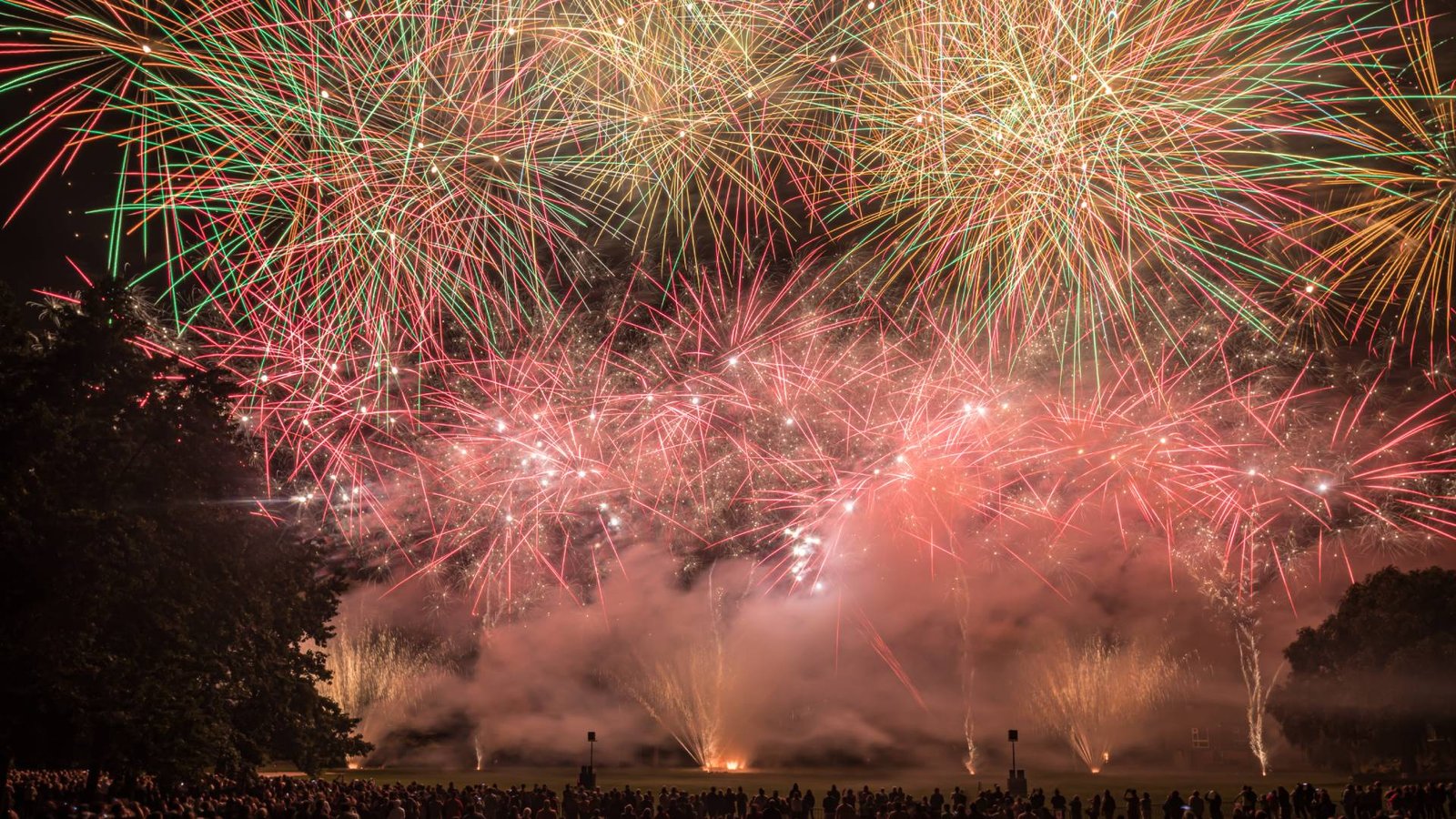 Feu d’artifice du 14 juillet au-dessus d’une commune