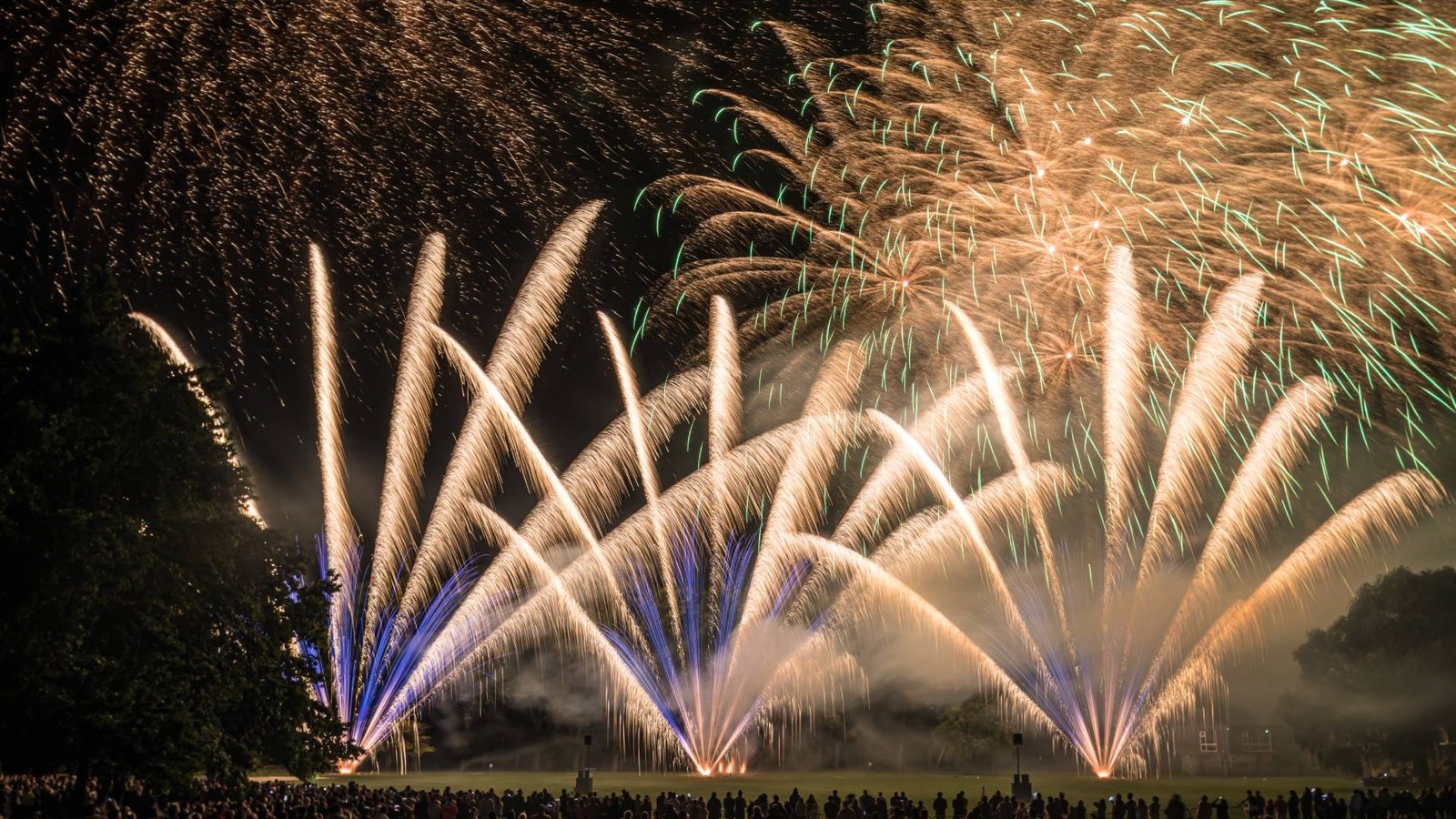 Bouquet d’un grand feu d’artifice conçu par l’entreprise de pyrotechnie Celesta