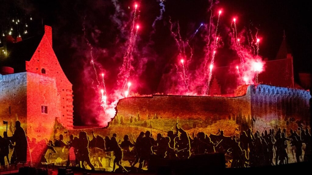 Mapping vidéo et pyrotechnie sur une façade patrimoniale un soir de spectacle