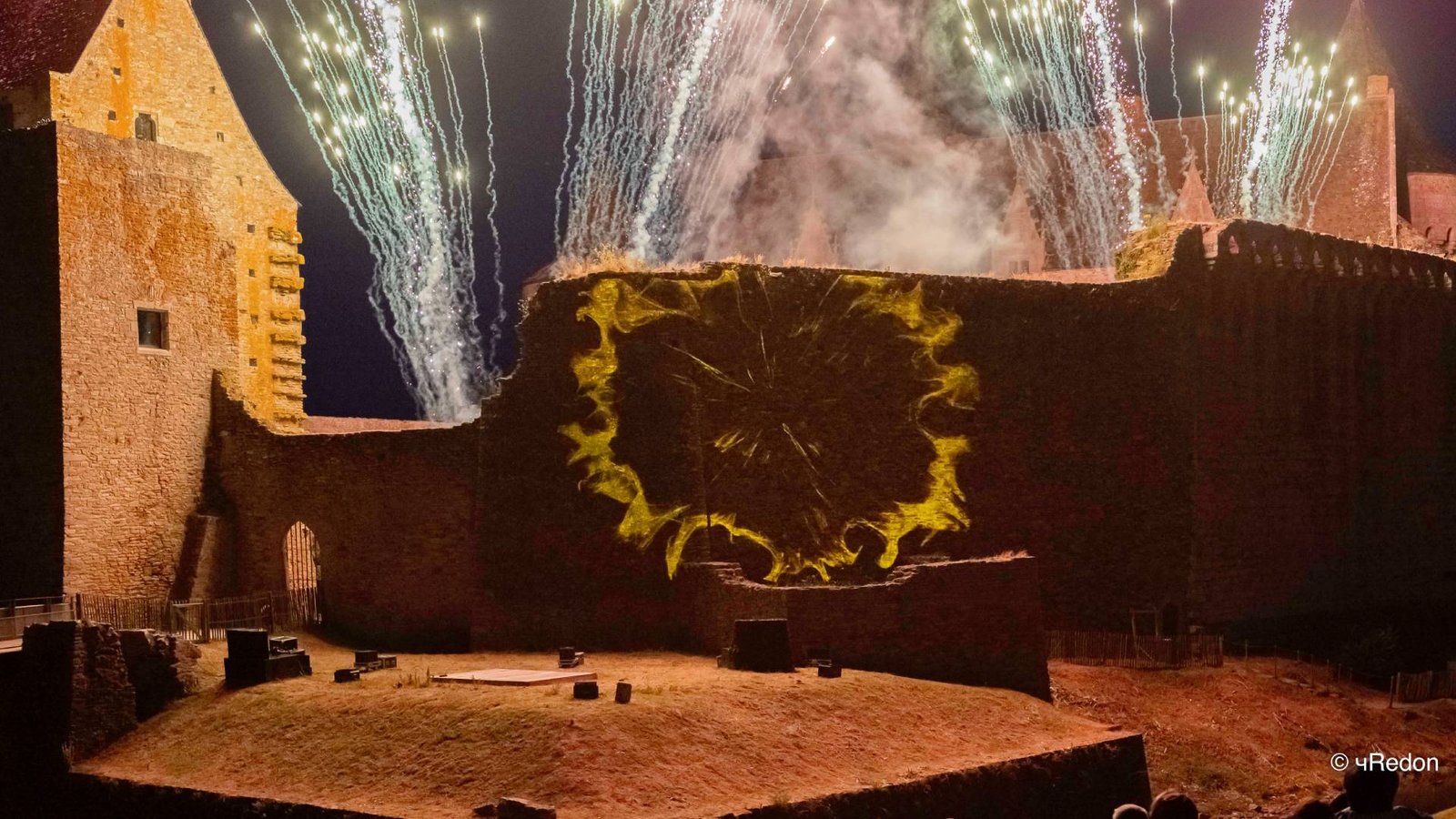 Son et lumière associé au feu d’artifice sur un site culturel