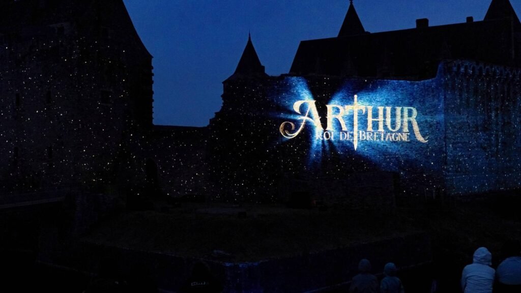 Mapping et pyrotechnie sur un site de festival la nuit