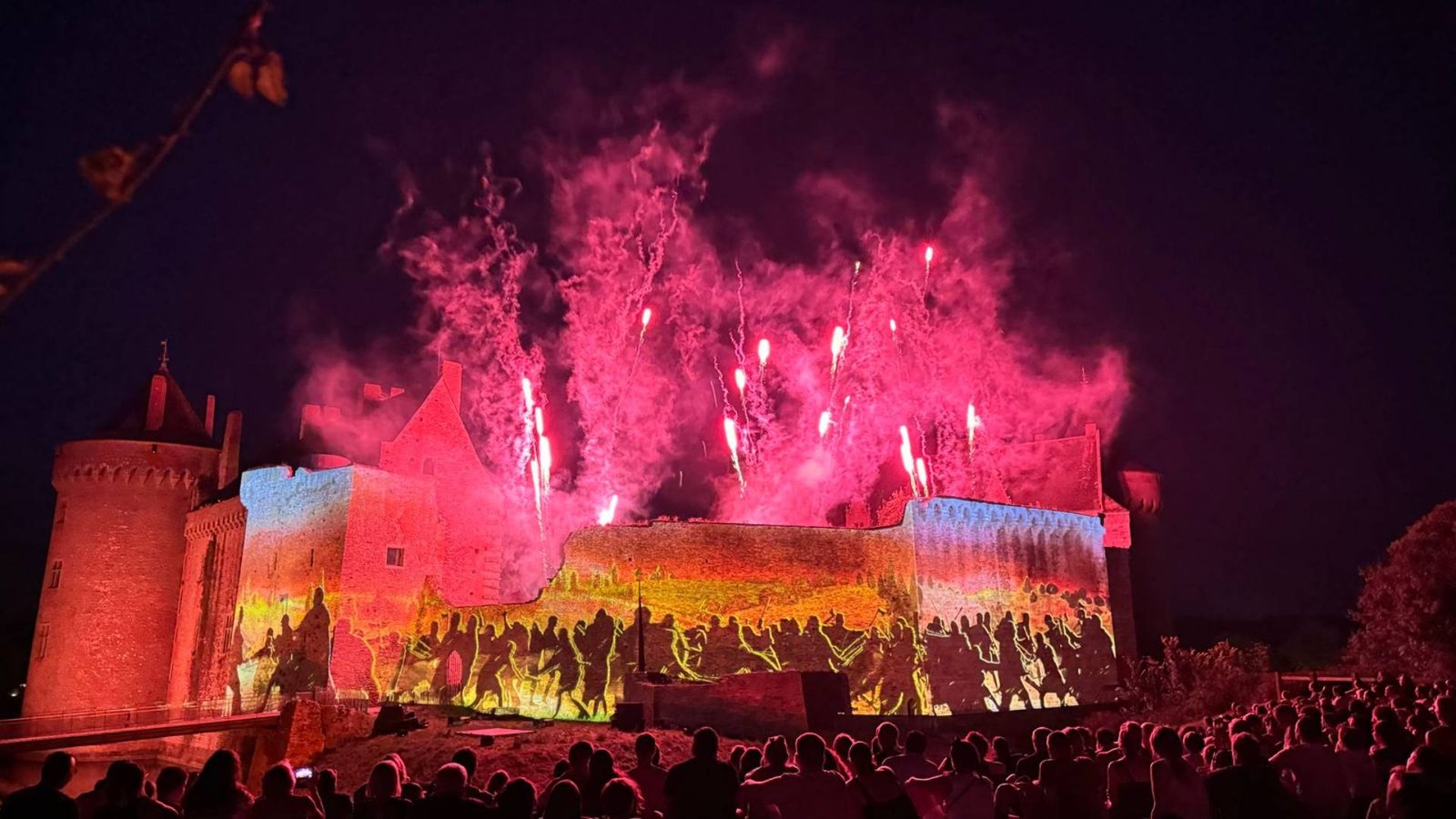 Cérémonie institutionnelle ponctuée par un spectacle