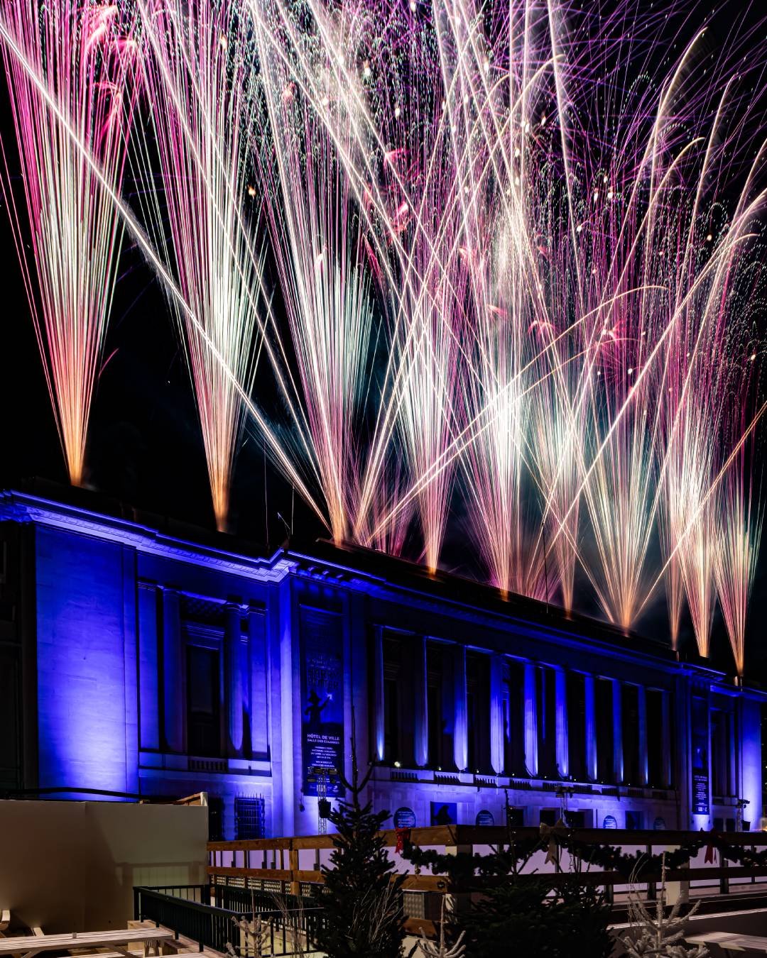 Mapping vidéo de fin d’année projeté sur une façade de centre-ville