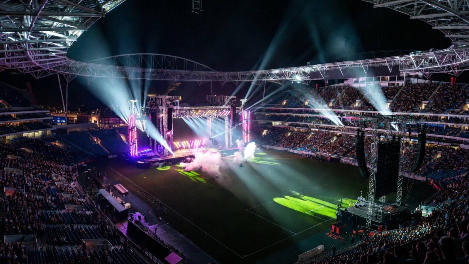 Scénographie lumineuse déployée dans un stade