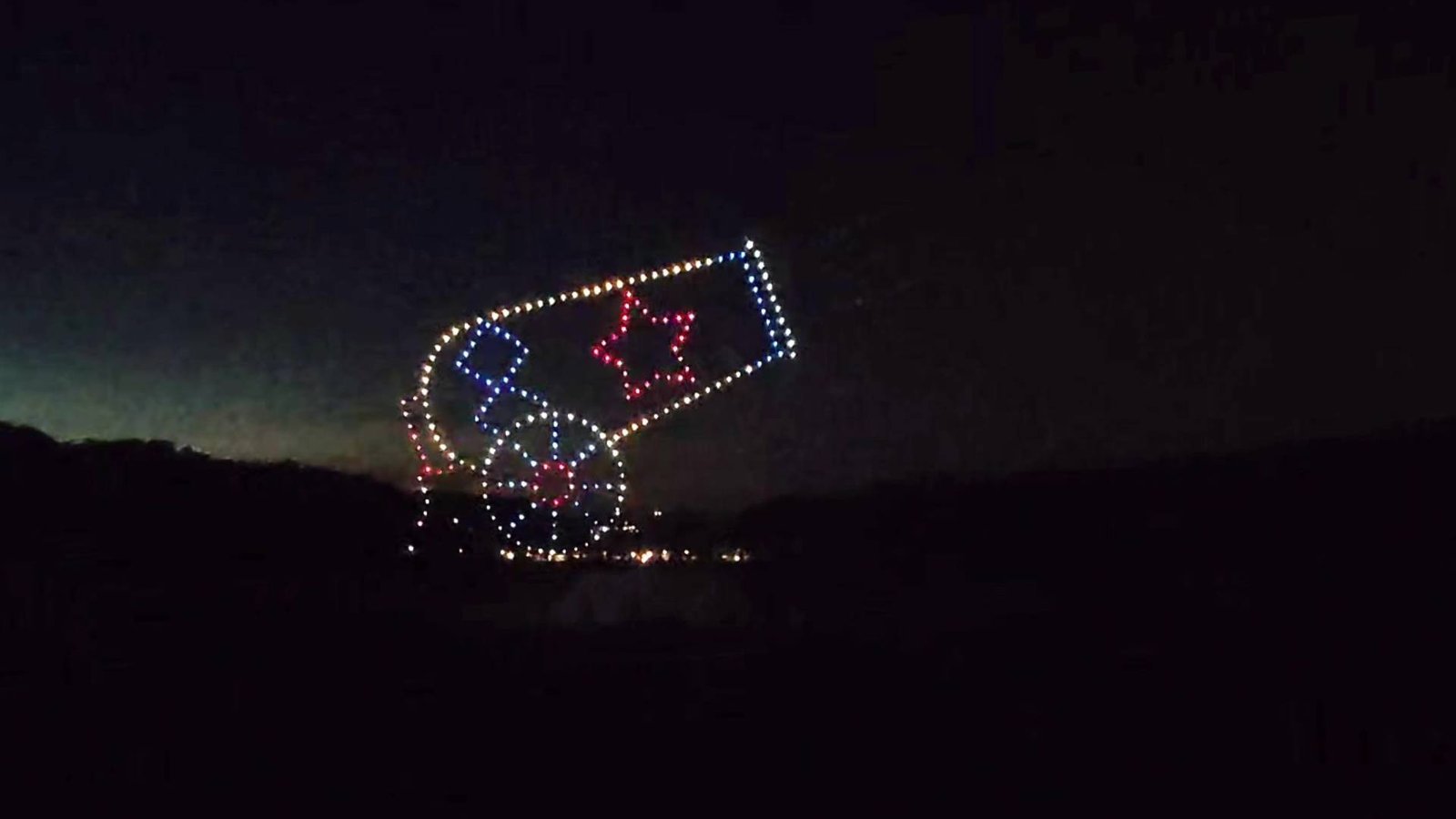 Drones lumineux Celesta au-dessus d’une scène de plein air