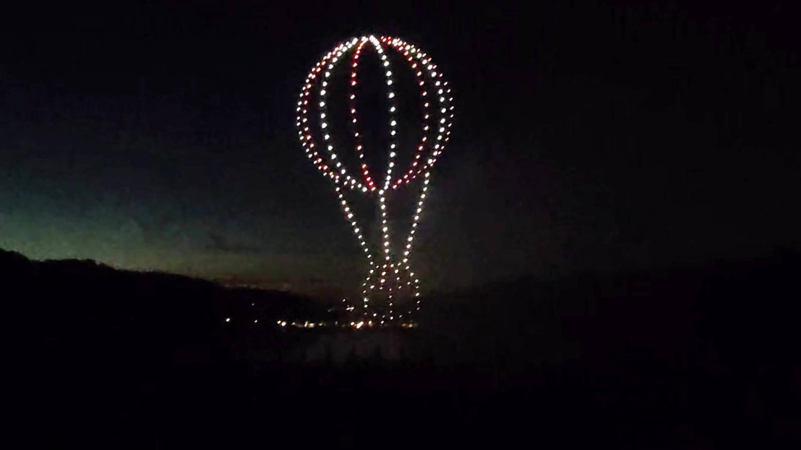 Formation lumineuse en trois dimensions dessinée par les drones Celesta