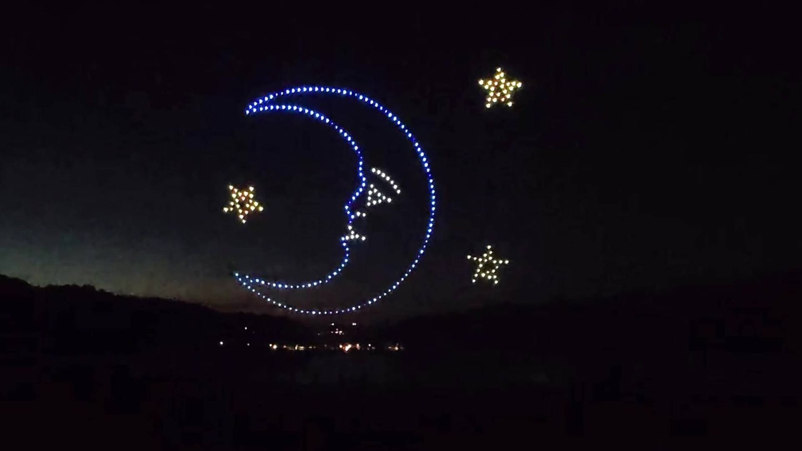 Ciel nocturne dessine par les drones lumineux de Celesta