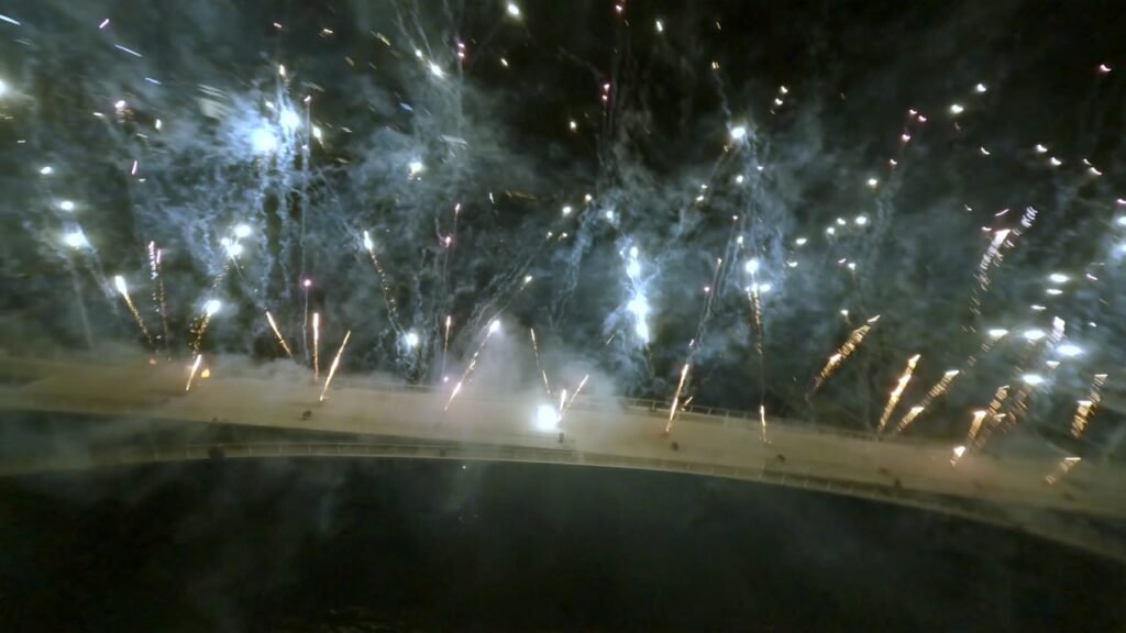 Gerbes pyrotechniques tirées le long du pont de la Marina de L’Isle-Adam, vues par drone