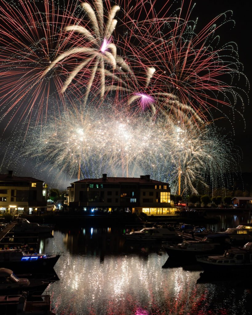 Bombes blanches et rouges au-dessus du port de la Marina de L’Isle-Adam, reflets dans le bassin