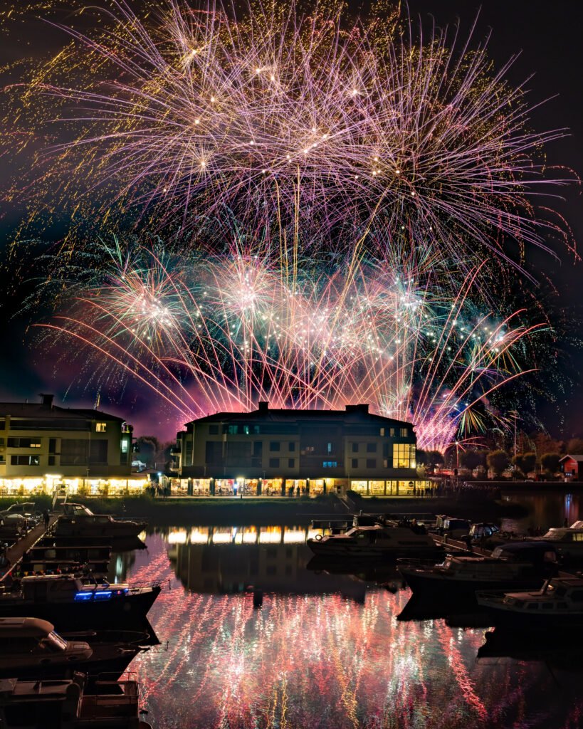 Bombes multicolores au-dessus du port de la Marina de L’Isle-Adam, cadrage vertical