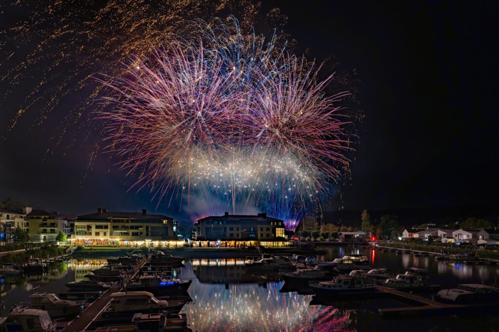 Bombes violettes et blanches au-dessus de la Marina de L’Isle-Adam, reflets dans le port