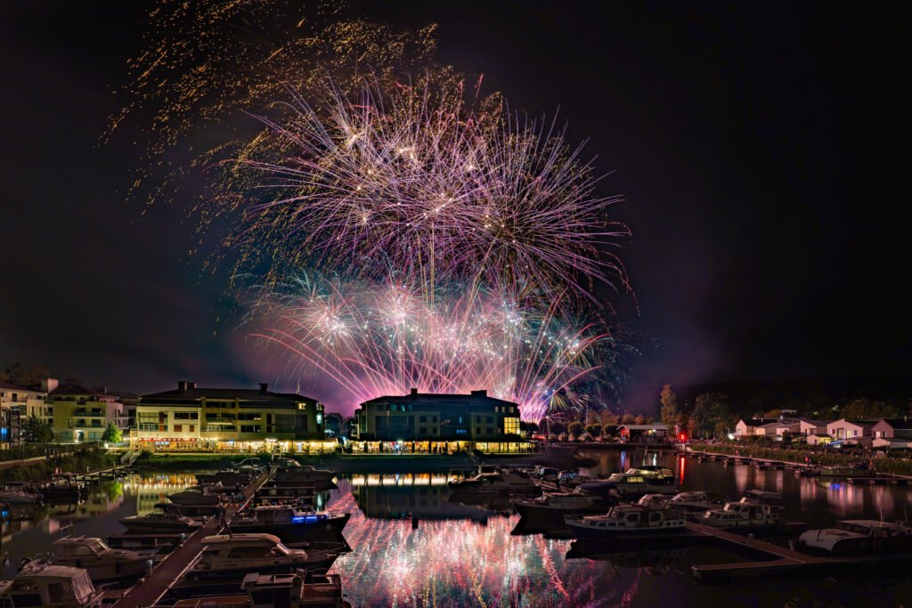 Bombes violettes et or au-dessus de la Marina de L’Isle-Adam, reflets dans le port