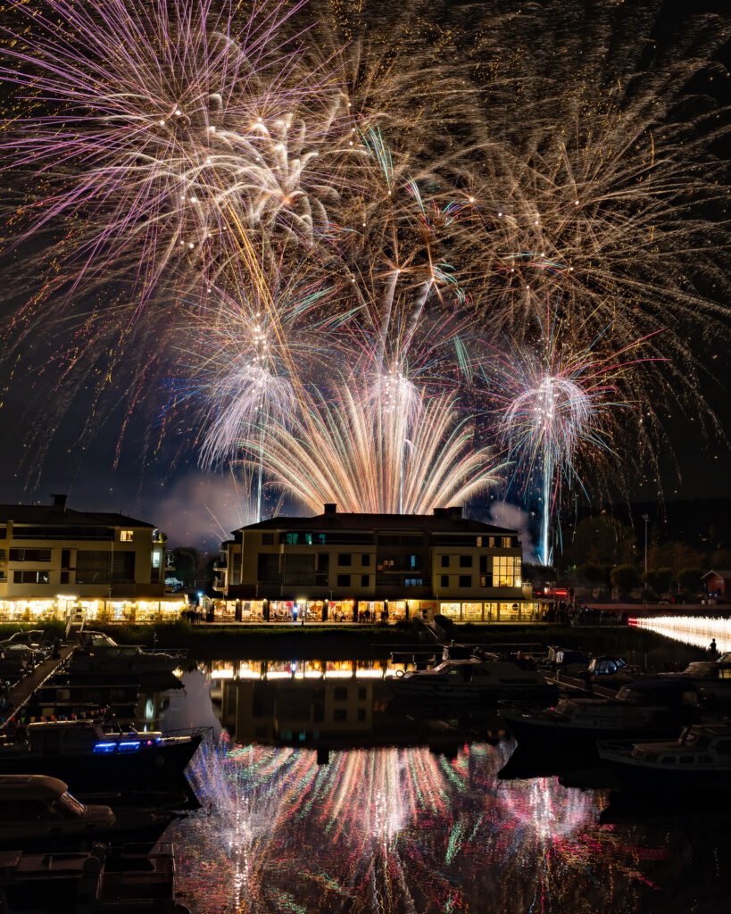 Éventail blanc et saules dorés au-dessus de la Marina de L’Isle-Adam, cadrage vertical