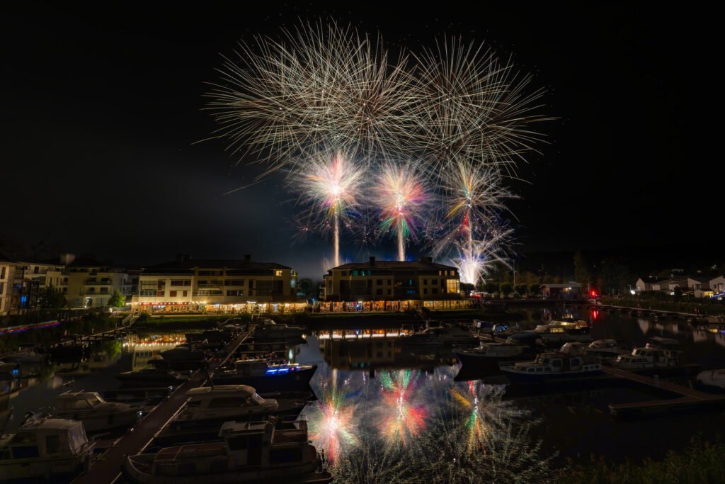 Saules dorés et chandelles blanches au-dessus de la Marina de L’Isle-Adam, reflets multicolores